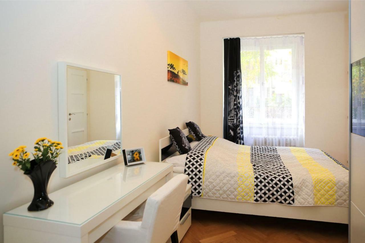 Yellow Apartment Few Steps From Metro Prag Exterior foto